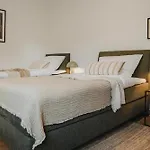 Jobostays - Bloom Family - Bis Zu 6 Personen - 3 - 2 Schlafzimmer - 2 Baeder - Balkon Und Gartenblick - Kostenloser Privatparkplatz - Kostenfreies Wlan - Vollkueche - Wohnzimmer Mit Tv - Babybett - Kontaktfreier Check-in Apartmán