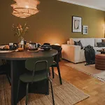 Jobostays - Bloom Family - Bis Zu 6 Personen - 3 - 2 Schlafzimmer - 2 Baeder - Balkon Und Gartenblick - Kostenloser Privatparkplatz - Kostenfreies Wlan - Vollkueche - Wohnzimmer Mit Tv - Babybett - Kontaktfreier Check-in Apartmán