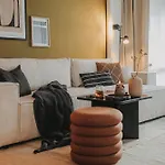 Jobostays - Bloom Family - Bis Zu 6 Personen - 3 - 2 Schlafzimmer - 2 Baeder - Balkon Und Gartenblick - Kostenloser Privatparkplatz - Kostenfreies Wlan - Vollkueche - Wohnzimmer Mit Tv - Babybett - Kontaktfreier Check-in *