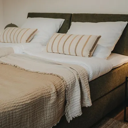 Jobostays - Bloom Family - Bis Zu 6 Personen - 3 - 2 Schlafzimmer - 2 Baeder - Balkon Und Gartenblick - Kostenloser Privatparkplatz - Kostenfreies Wlan - Vollkueche - Wohnzimmer Mit Tv - Babybett - Kontaktfreier Check-in Oldenburg