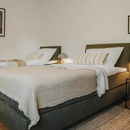 Jobostays - Bloom Family - Bis Zu 6 Personen - 3 - 2 Schlafzimmer - 2 Baeder - Balkon Und Gartenblick - Kostenloser Privatparkplatz - Kostenfreies Wlan - Vollkueche - Wohnzimmer Mit Tv - Babybett - Kontaktfreier Check-in Apartmán
