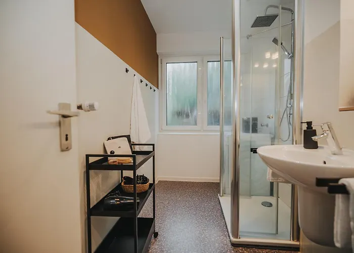 Jobostays - Bloom Family Apartment Oldenburg - Bis Zu 6 Personen - 3 Zimmer - 2 Schlafzimmer - 2 Baeder - Balkon Und Gartenblick - Kostenloser Privatparkplatz - Kostenfreies Wlan - Vollkueche - Wohnzimmer Mit Tv - Babybett - Kontaktfreier Check-In *