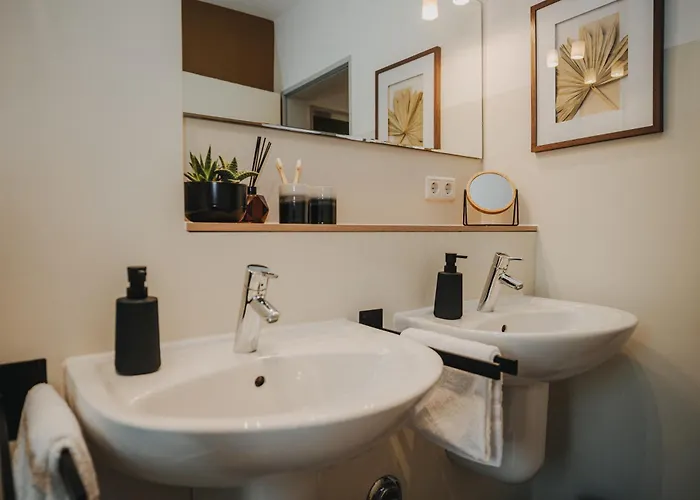 Jobostays - Bloom Family Apartment Oldenburg - Bis Zu 6 Personen - 3 Zimmer - 2 Schlafzimmer - 2 Baeder - Balkon Und Gartenblick - Kostenloser Privatparkplatz - Kostenfreies Wlan - Vollkueche - Wohnzimmer Mit Tv - Babybett - Kontaktfreier Check-In *
